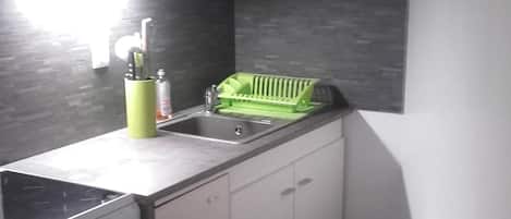 Frigorífico, microondas, horno y placa de cocina