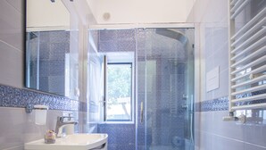 A modern bathroom with a glass-enclosed shower, a white sink, and a toilet. - Vietri center "Villa Anna" (Vietri Sul Mare)