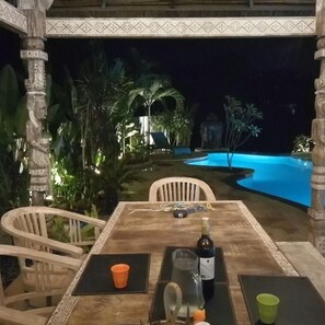 تناول الطعام بالخارج