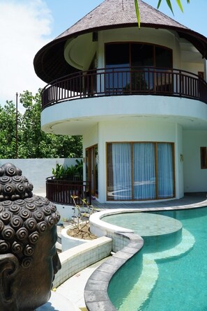 المنشأة من الخارج