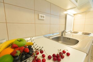 Fridge, microwave, oven, coffee/tea maker