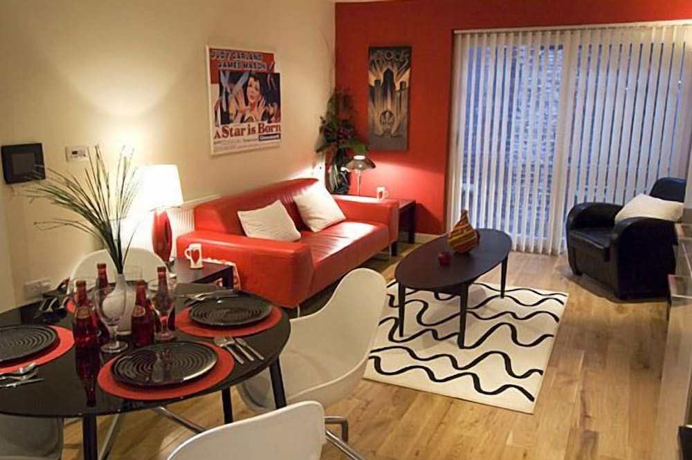 The Sawmill, Stylish city centre accommodation with a quiet setting RED