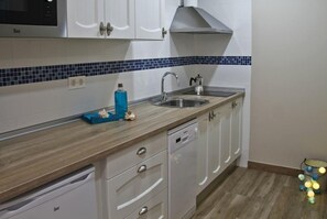 Réfrigérateur, micro-ondes, plaque de cuisson, lave-vaisselle