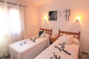 2 chambres, fer et planche à repasser, Wi-Fi gratuit, draps fournis