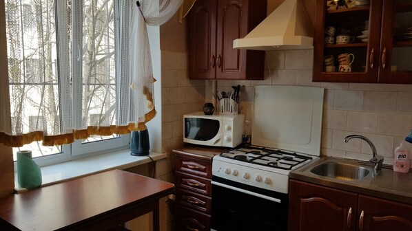 Fridge, microwave, oven, cookware/dishes/utensils