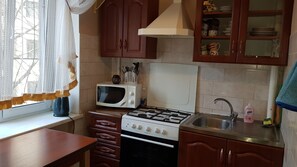 Fridge, microwave, oven, cookware/dishes/utensils
