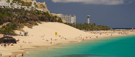 Una spiaggia nelle vicinanze