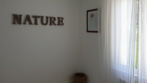 A room with a wall-mounted sign reading "NATURE" and a framed picture. - Apartment/ flat - Saint-Malo (Saint-Malo)