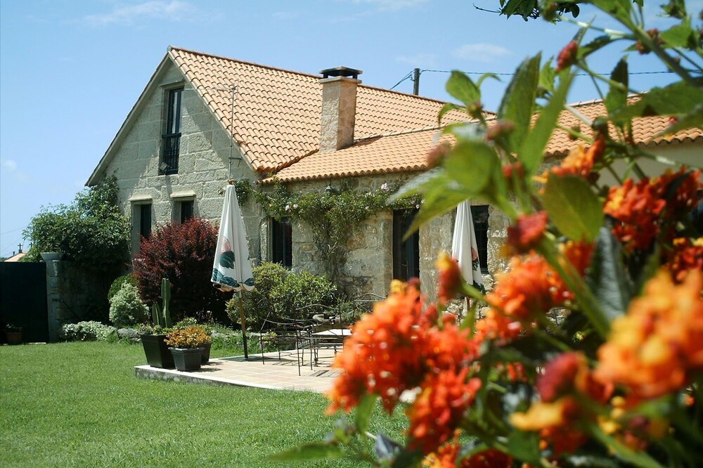 HOUSE TWO LARANXOS, TRADITIONAL VACATIONAL HOUSE, RESTORED IN SANXENXO 6 + 2 PAX