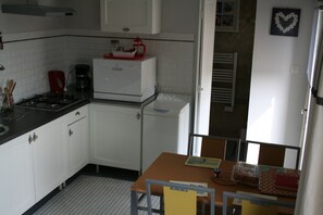 Een koelkast, een microgolfoven, een oven, een kookplaat