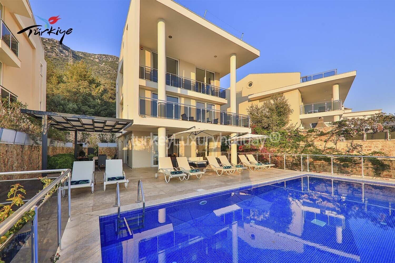 Luxury stylish 5 bedroom villa in a quiet location with wonderful sea views 