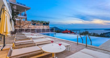Villa élégante de luxe de 5 chambres dans un endroit calme avec une vue magnifique sur la mer