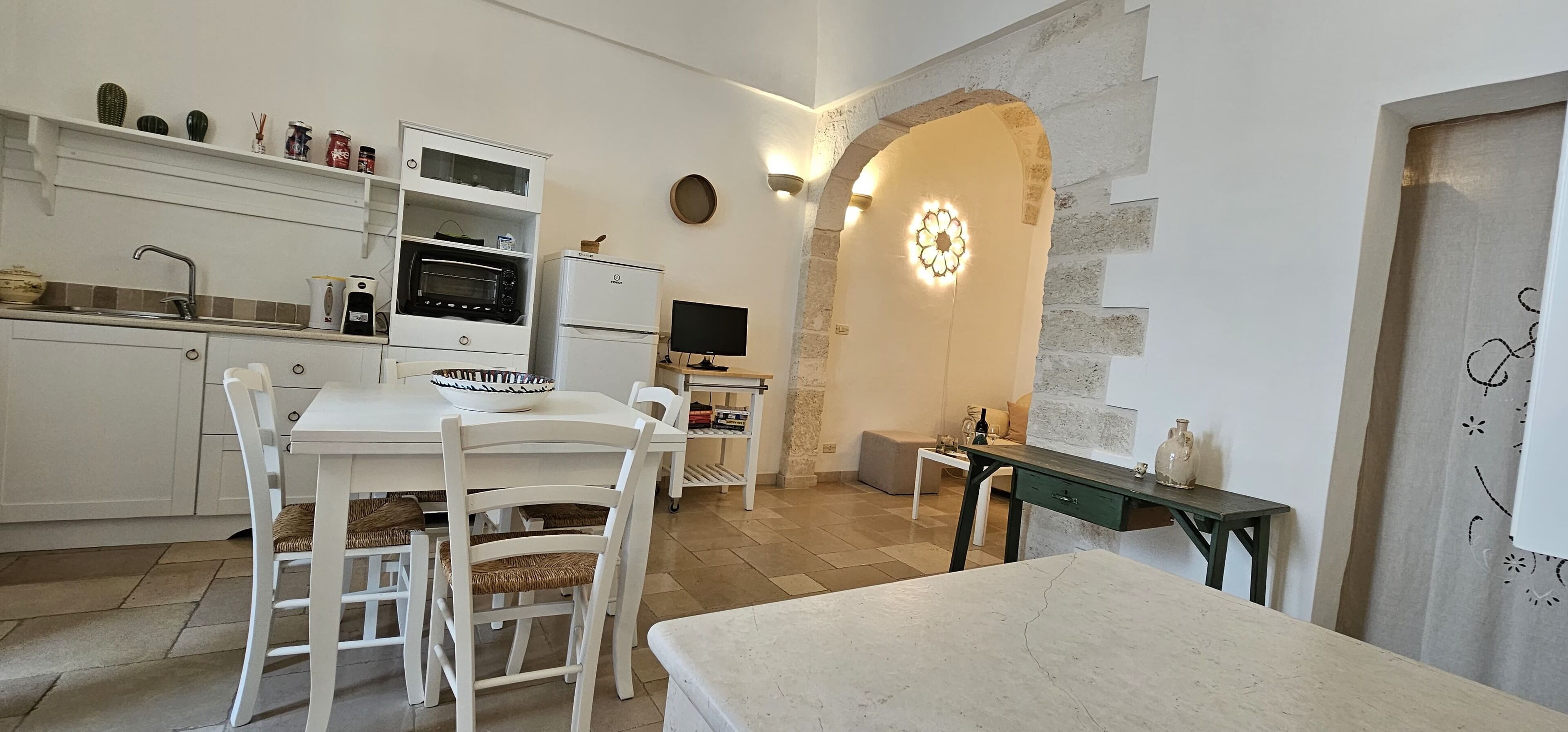 Kjøleskap, ovn, kokeplater og kaffetrakter/tekoker