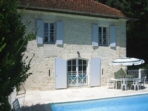 Pool - Besutiful traditional Charentaise house with private decked pool by the river (Angeac-Charente)