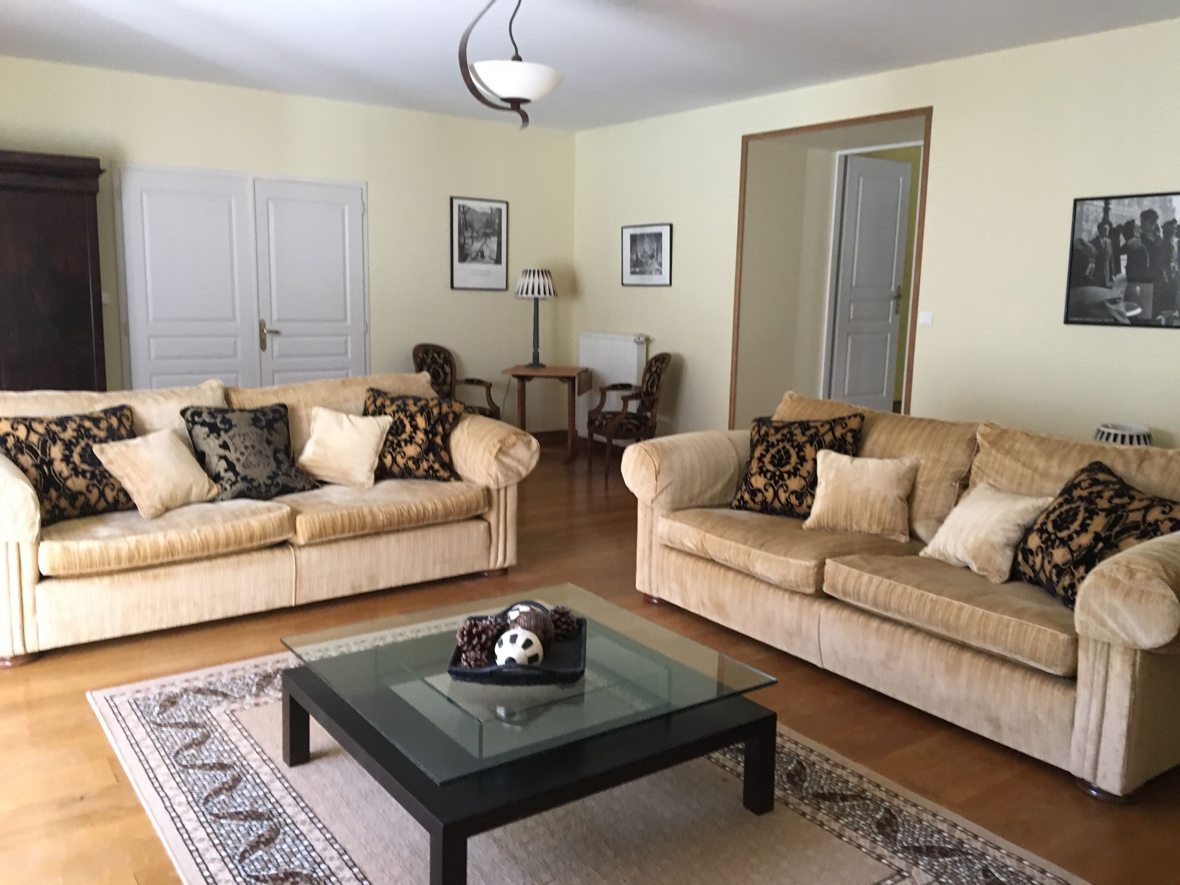 Een televisie, een dvd-speler, boeken en een filmbibliotheek