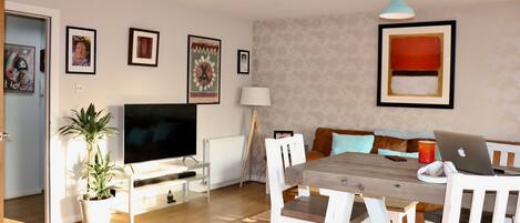 Fernseher, Bücher, Smart Speakers