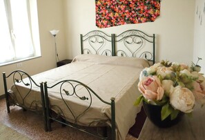 2 habitaciones, escritorio y tabla de planchar con plancha