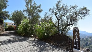 A stone pathway leading uphill with a sign indicating 'Finca Lagazelo'.