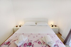 1 slaapkamer, een kluis op de kamer, een strijkplank/strijkijzer