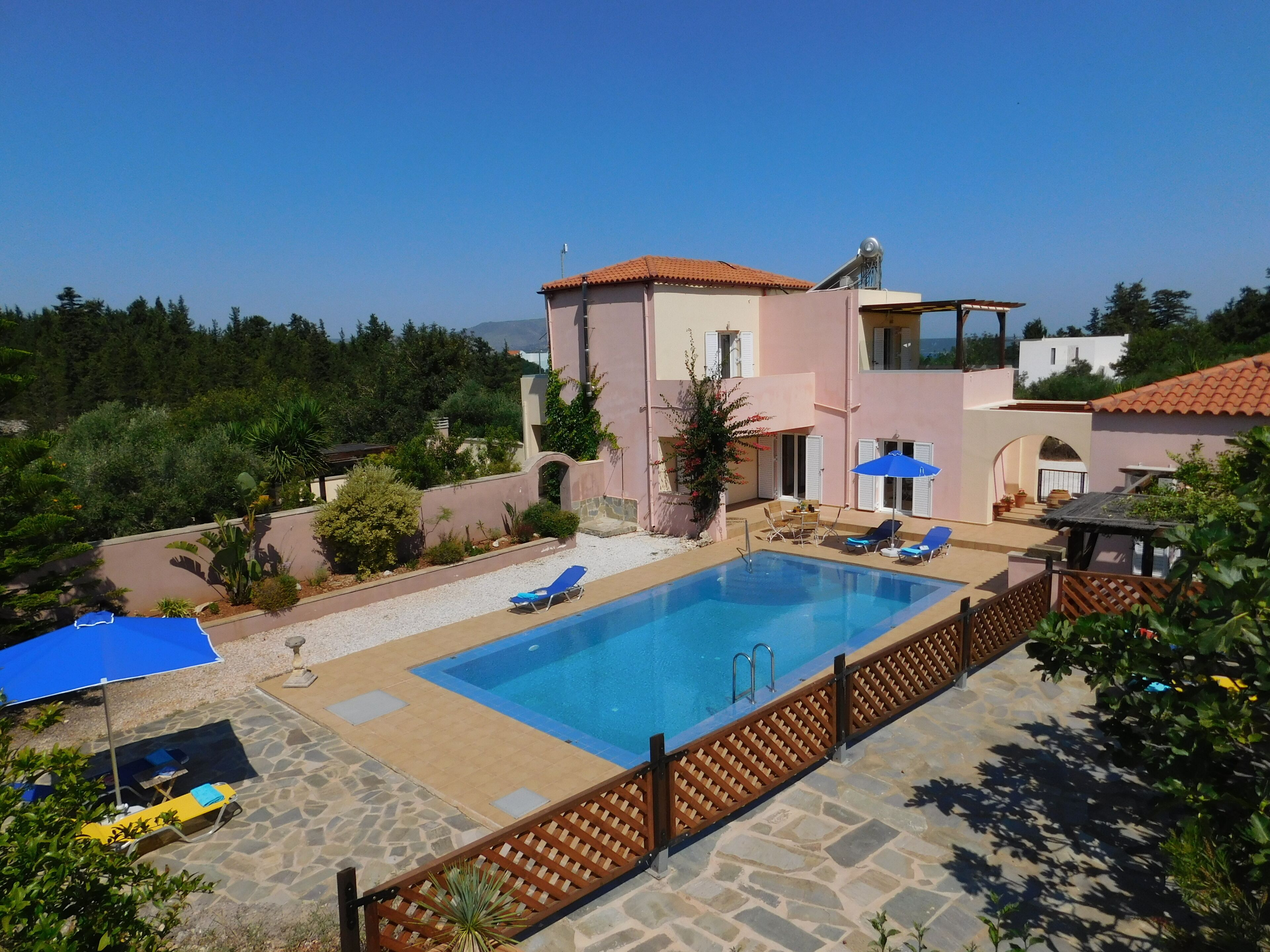 Rent with either 2 or 4 bedrooms, Large Pool, Total Privacy, Lovely Garden.