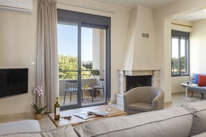 Una televisión, una chimenea