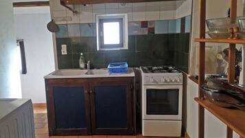 Refrigerador, horno, parrilla de estufa y cafetera y tetera