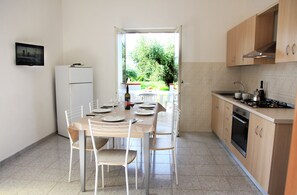 Fridge, oven, stovetop, cookware/dishes/utensils - Sangeni home holidays - Apartment n.5 at the first floor with large terrace (Capo Vaticano)