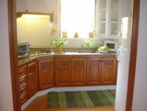 Een koelkast, een microgolfoven, een oven