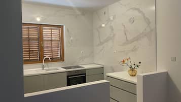 Fridge, oven, stovetop, dishwasher