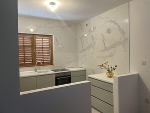 Fridge, oven, stovetop, dishwasher