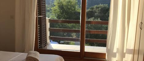 6 bedrooms, desk, iron/ironing board, WiFi