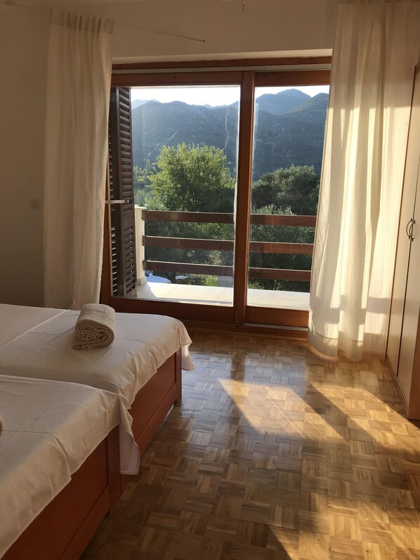 6 bedrooms, desk, iron/ironing board, WiFi