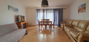TV, books - Amazing 3 bedroom Apartment (Quarteira)