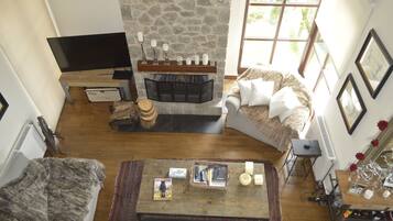 Fernseher, Kamin, DVD-Player, Bücher