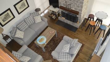 Televisio, takka, DVD-soitin, kirjoja