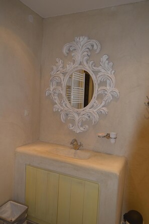 Combined shower/bathtub, hair dryer, towels