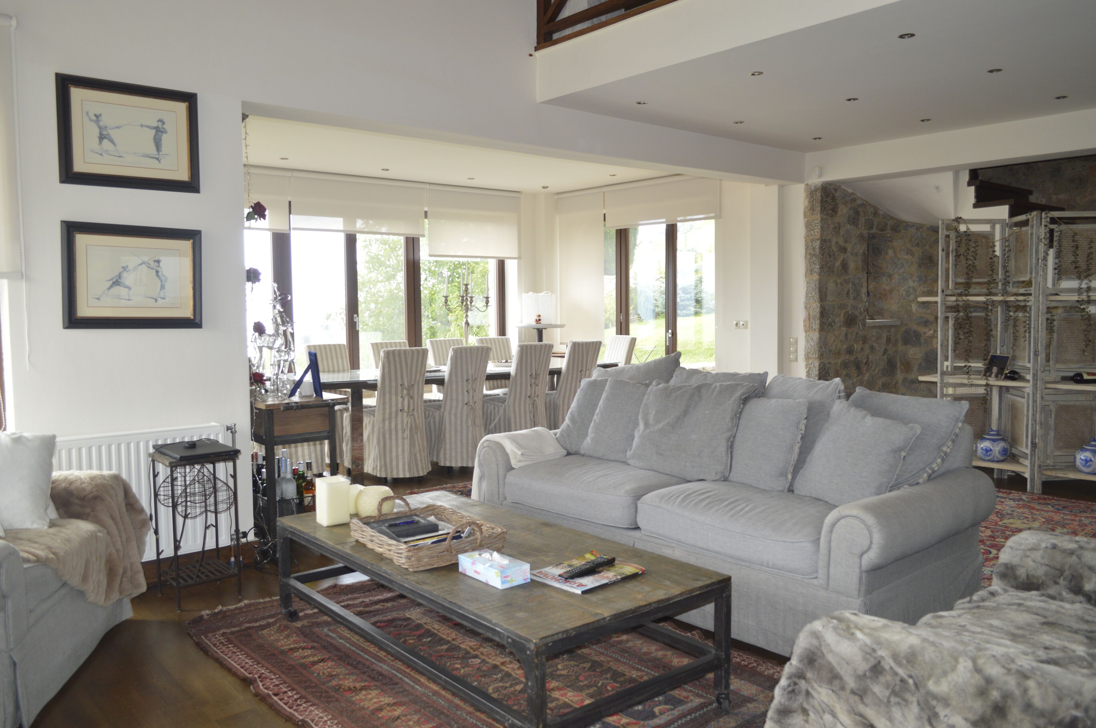 Una televisión, una chimenea, un reproductor de DVD, libros