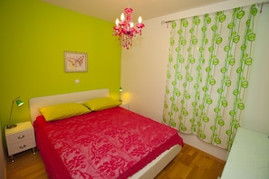 4 habitaciones, tabla de planchar con plancha, wifi y ropa de cama 
