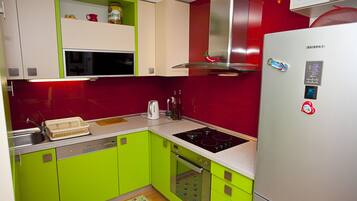 Coffee/tea maker, fridge, microwave, oven