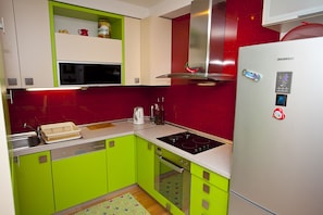 Refrigerador, microondas, horno, lavavajillas