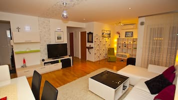 Smart TV, livros, biblioteca musical, aparelho de som
