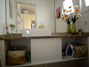 Shower, hair dryer, towels, soap - OUR HOUSE (with hot and cold AC) - In the center of Gaia (Vila Nova de Gaia)