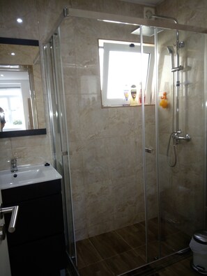 Shower, hair dryer, towels, soap - OUR HOUSE (with hot and cold AC) - In the center of Gaia (Vila Nova de Gaia)