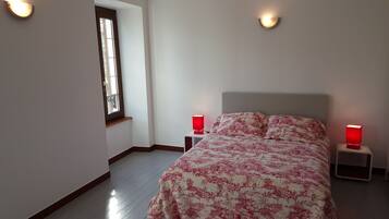 1 bedroom, travel cot, free WiFi, bed sheets