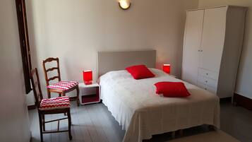 1 bedroom, travel cot, free WiFi, bed sheets