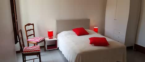 1 bedroom, travel cot, free WiFi, bed sheets