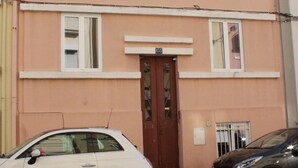 A two-story building with a red door and windows. - Sete Rios, Near Zoo Lisboa/ free Wifi (Lisboa)