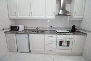 Fridge, microwave, oven, stovetop - Sete Rios, Near Zoo Lisboa/ free Wifi (Lisboa)