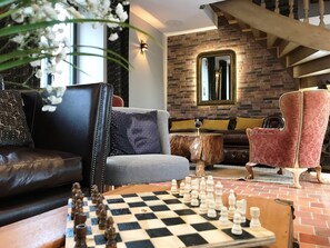 Smart-tv, een open haard, boeken en een stereo