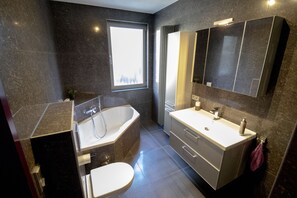 Badewanne, Haartrockner, HandtĂŒcher, Seife